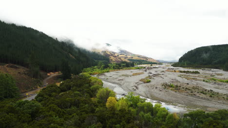 Vista-Aérea-Del-Río-Wairau-En-El-Valle-De-Wairau-Con-Los-Alpes-Del-Sur-En-La-Isla-Del-Sur,-Paisaje-Neblinoso-De-Nueva-Zelanda