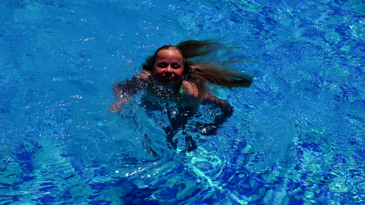 수영장에서 여자