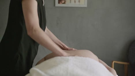 Massagetherapeutin-Lockert-Den-Rücken-Des-Klienten