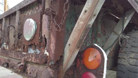 camión vintage muy viejo y oxidado. tiro panorámico