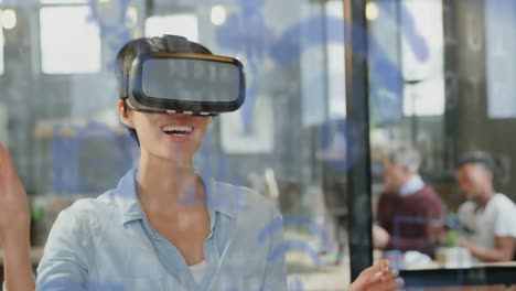 Animation-Digitaler-Symbole-Und-Datenverarbeitung-über-Einer-Kaukasischen-Frau,-Die-Im-Büro-Ein-VR-Headset-Trägt