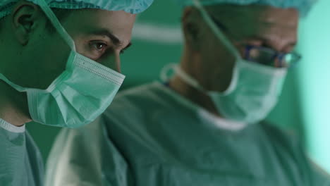 equipo quirúrgico en la sala de operaciones