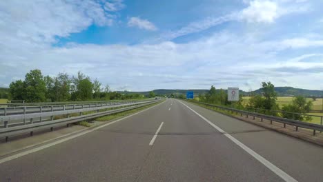 coche timelapse conduciendo en la autopista en alemania