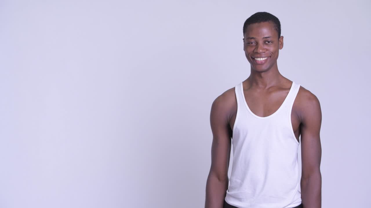 joven y guapo hombre africano