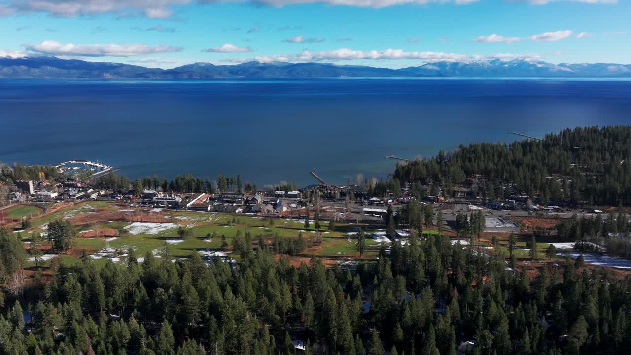 drone disparó panorámica a la izquierda mostrando coches conduciendo a través del centro de la ciudad de tahoe