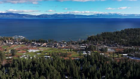 Toma-De-Drone-Panorámica-Hacia-La-Izquierda-Que-Muestra-Automóviles-Circulando-Por-El-Centro-De-Tahoe-City.