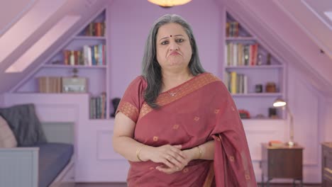 confundida anciana india haciendo qué pregunta
