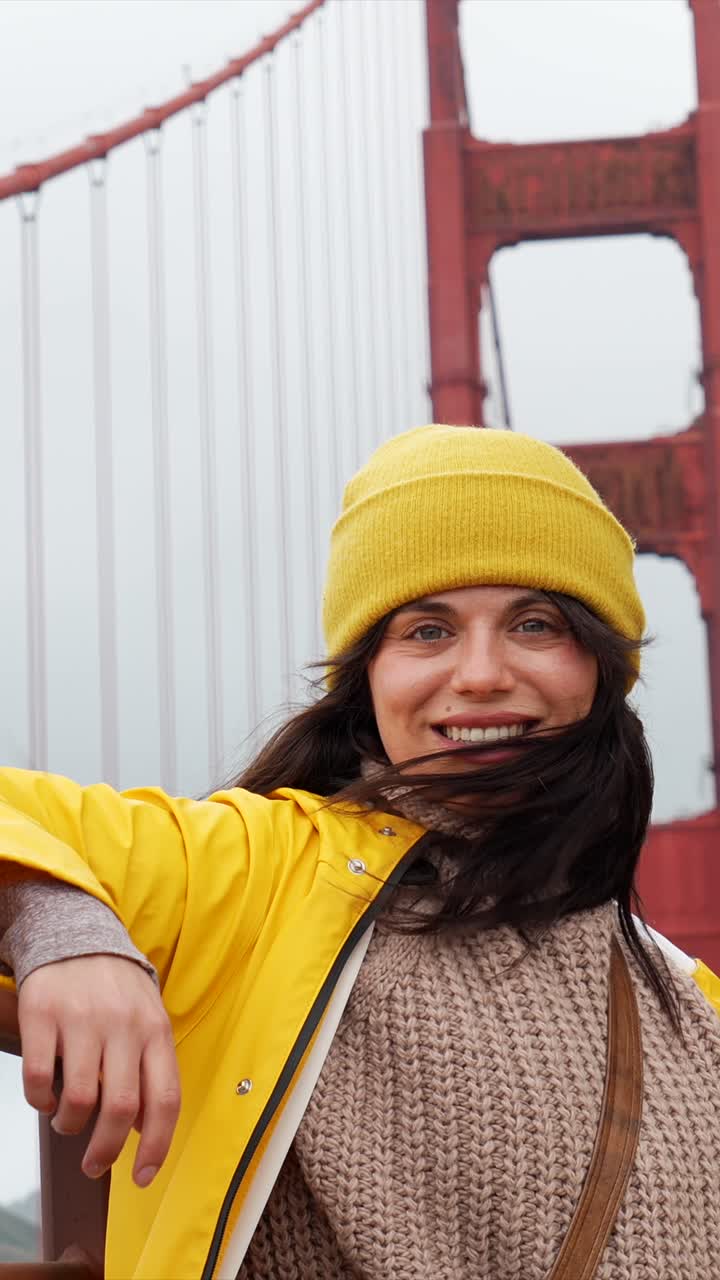 Mujer feliz sonriendo en el Puente Golden Gate de San Francisco