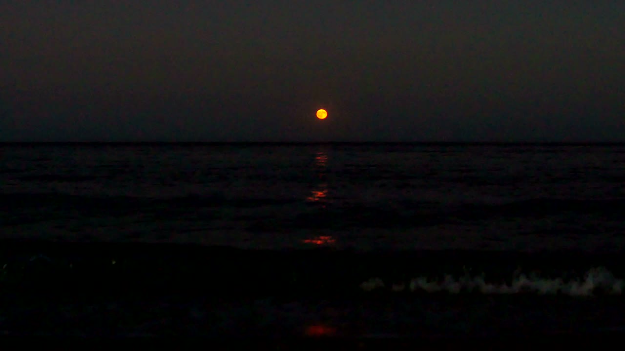 바다 위의 보름달 4k