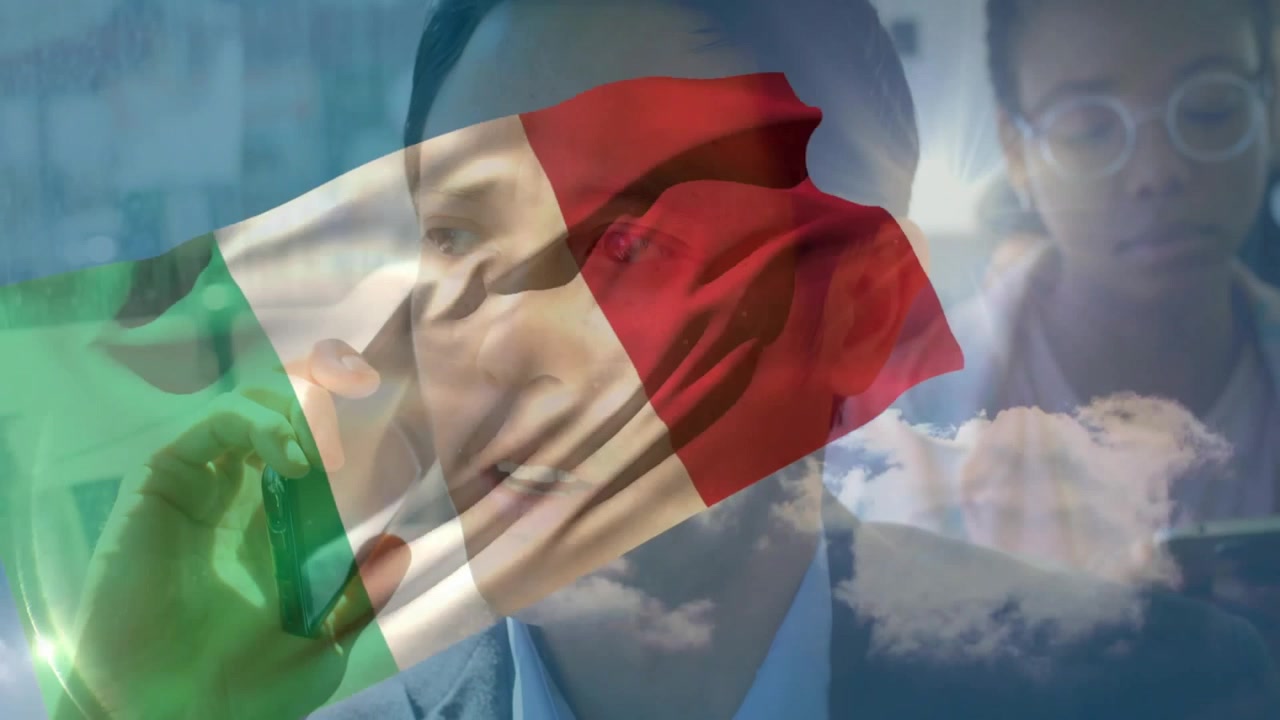 Animazione di una bandiera italiana che sventola mentre diversi professionisti aziendali lavorano in ufficio