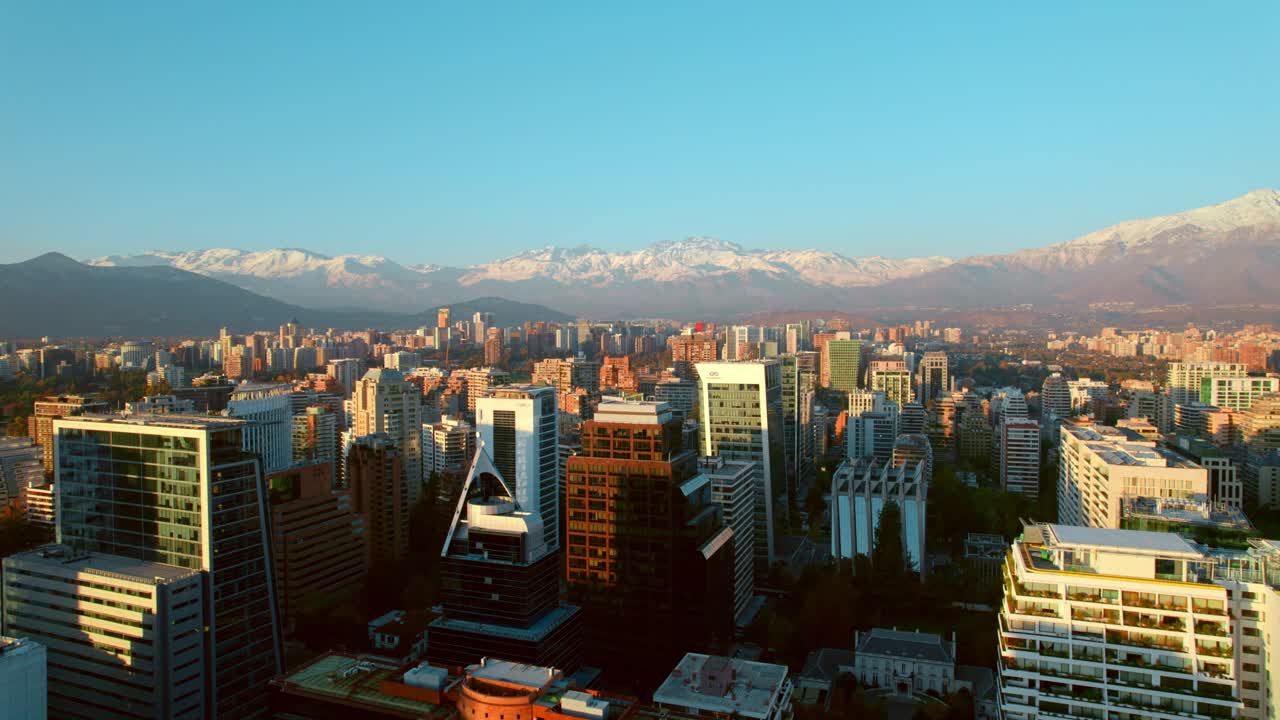 Ripresa aerea introduttiva dello skyline panoramico di Santiago con le Ande innevate sullo sfondo, Cile