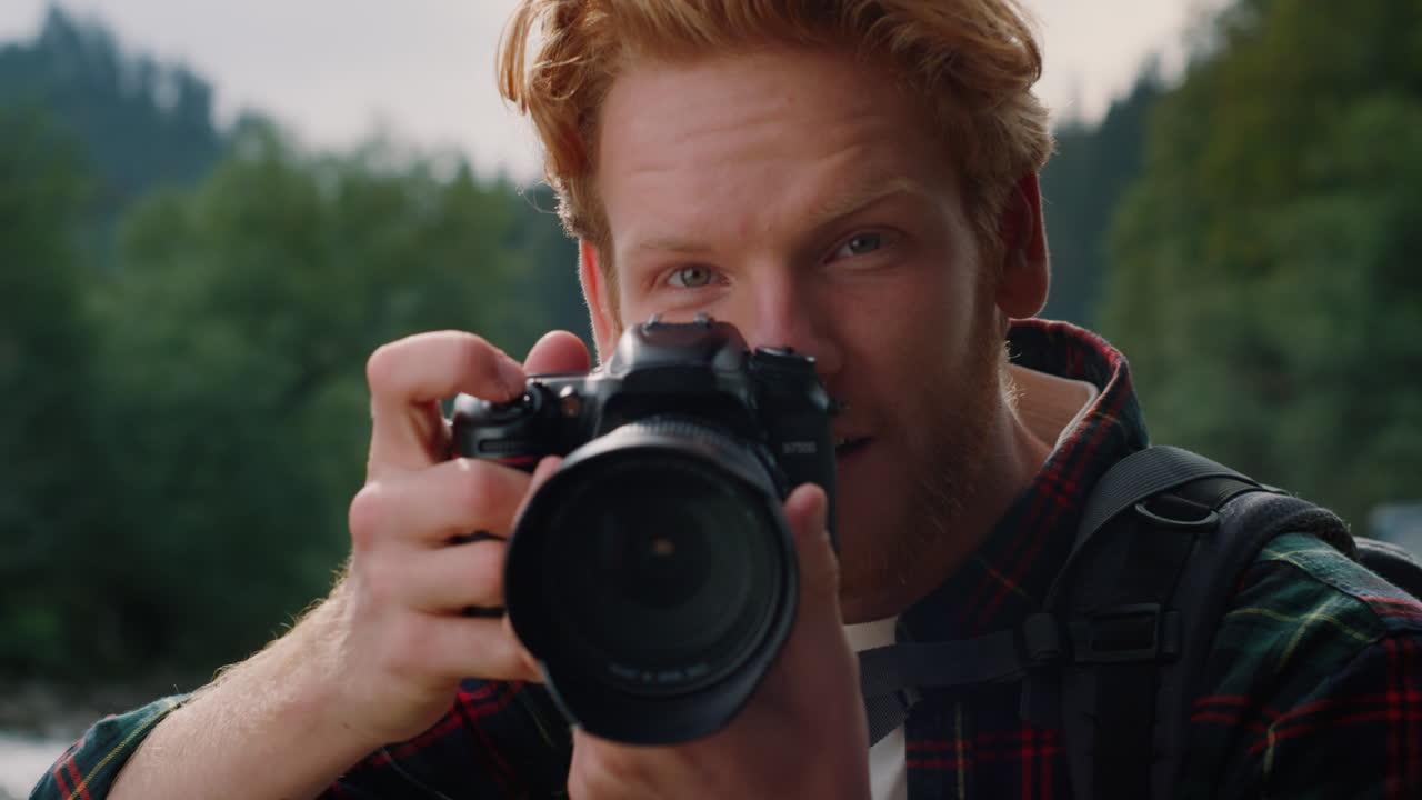 사진작가 는 산 에서 풍경 을 촬영 하고 있다