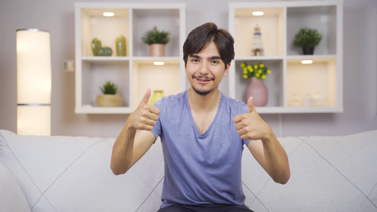 카메라를 향해 긍정적인 제스처를 하는 남자