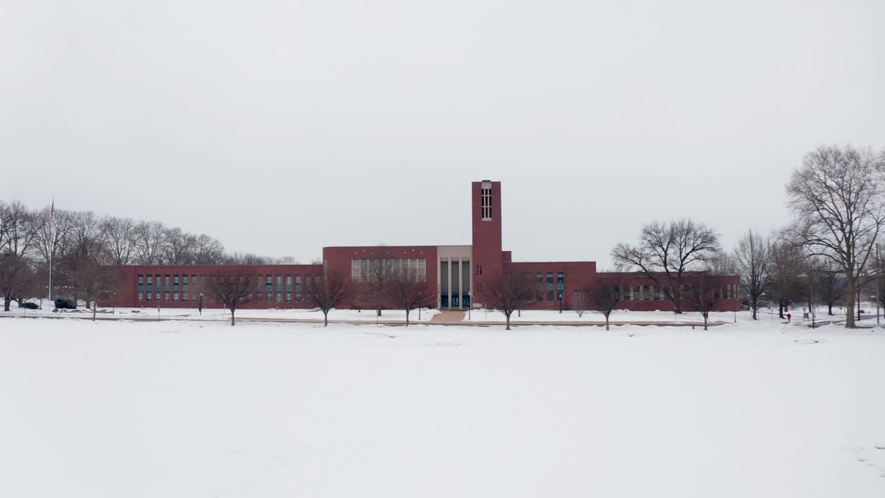 미국의 대형 대학 건물의 낮은 각도 공중