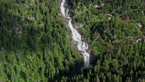 La-Cascada-Del-Rutor-Cae-En-Cascada-Por-Las-Exuberantes-Montañas-Verdes-En-Una-Impresionante-Vista-Aérea