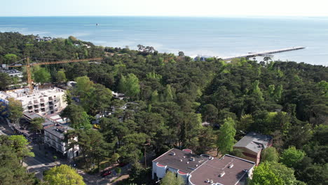 Vista-Aérea-De-Jurata-En-Polonia,-Donde-Convergen-La-Naturaleza,-El-Mar-Y-La-Vibrante-Vida-Urbana.