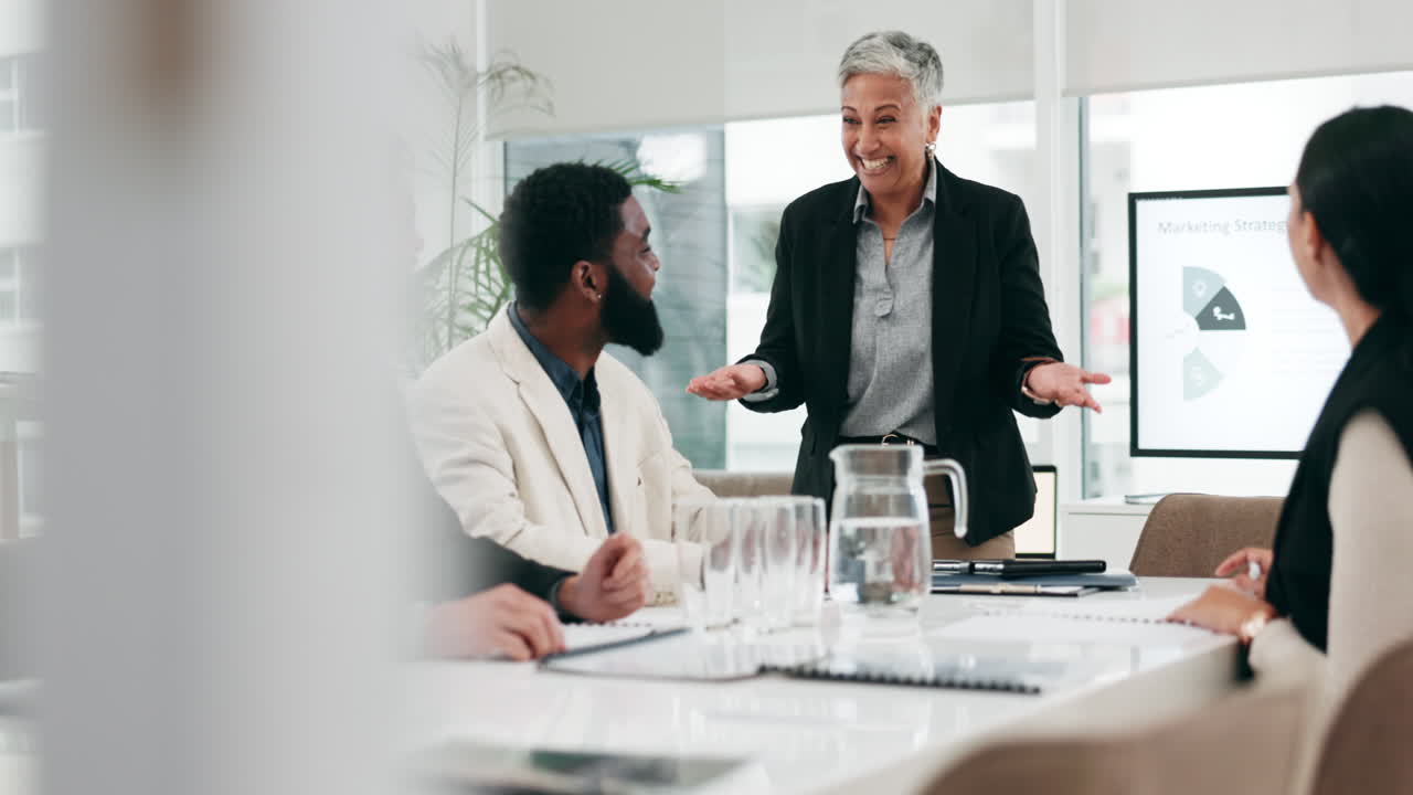 회의, 프레젠테이션과 행복한 비즈니스 여인