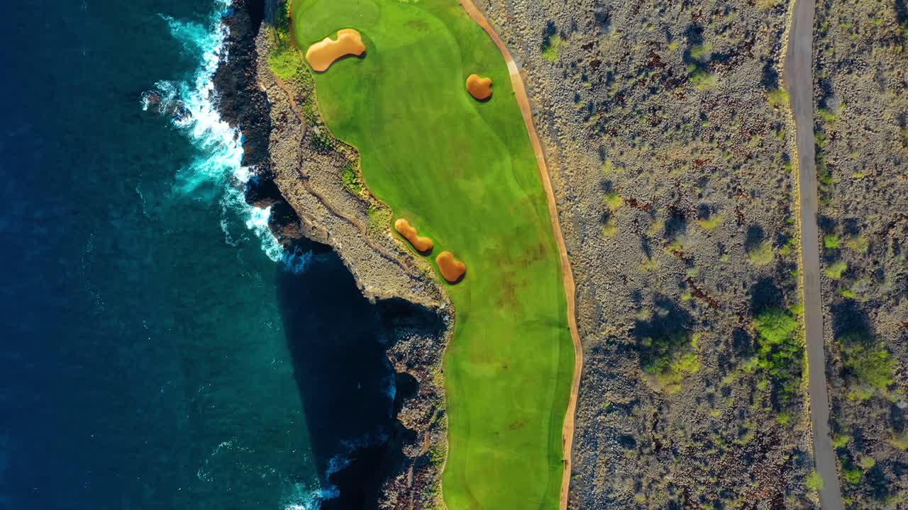 깎아지른 듯한 바다 절벽의 숨막히는 마넬레 골프 코스, 라나이