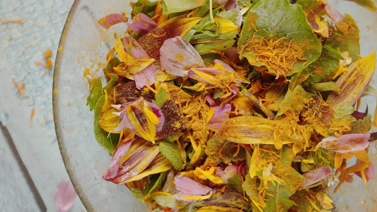 primer plano de una ensalada de flores frescas