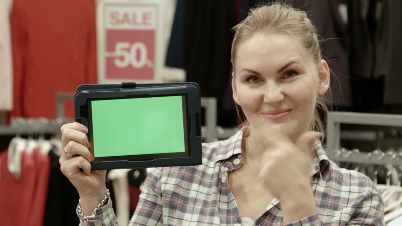The Seller Shows The Tablet With The Green Screen