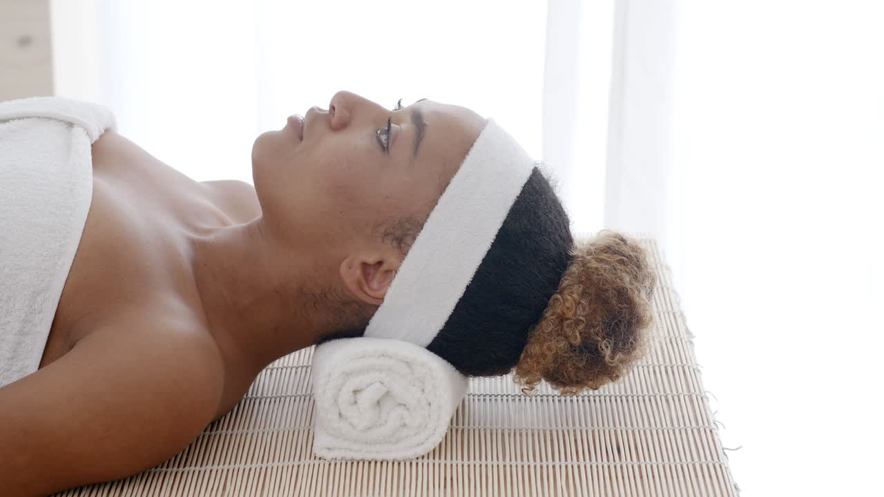 미용실 에서 휴식 하는 여자