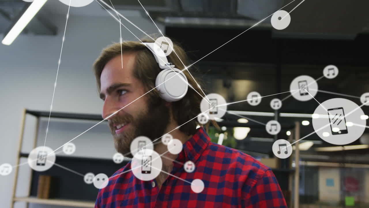 animación de iconos de los medios sobre un empresario caucásico sonriente con auriculares