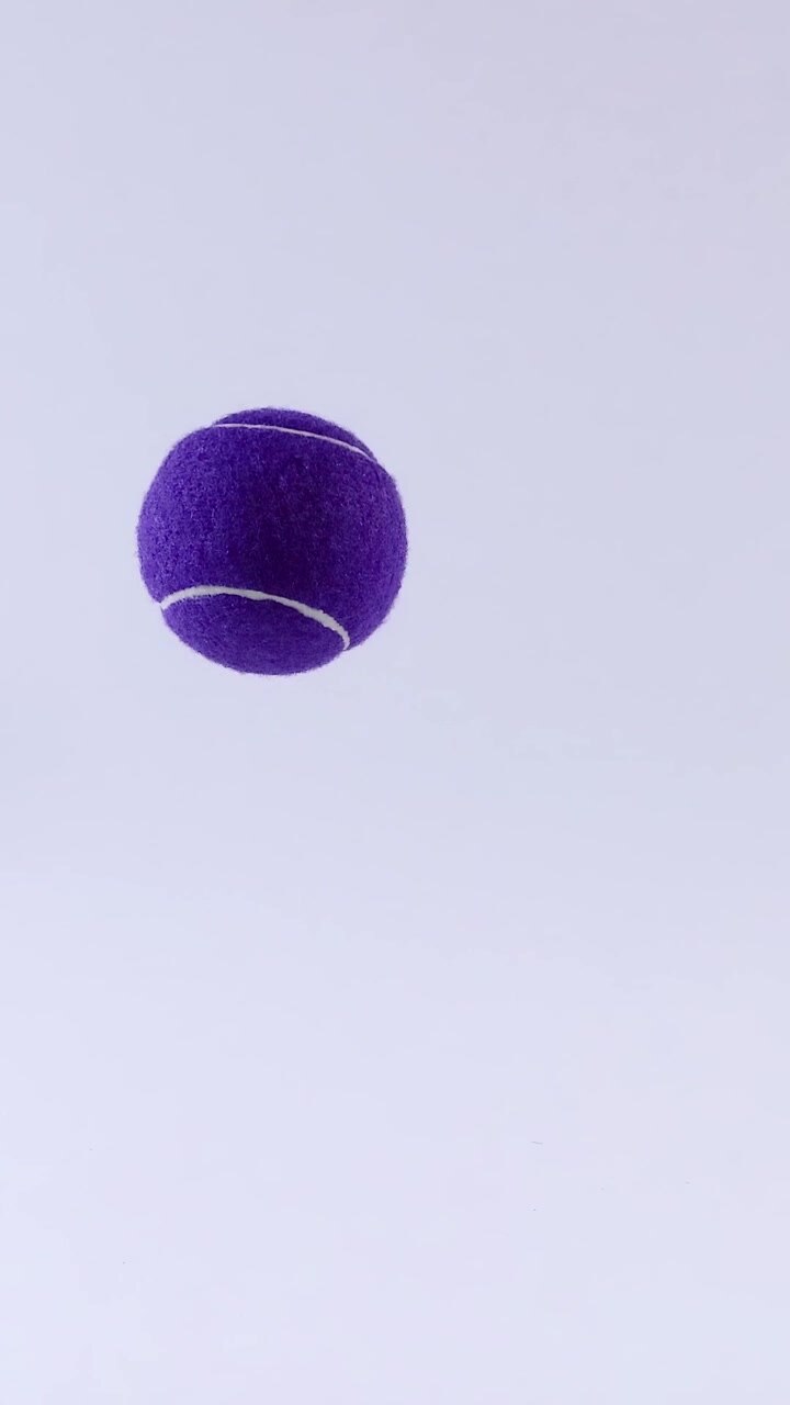 Lilla tennisball som spretter på en overflate