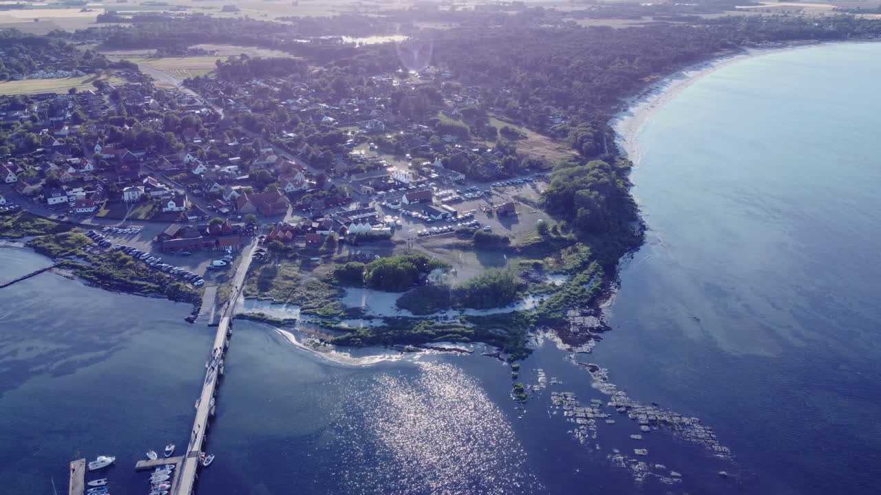 drone acercándose a un puerto con océano azul bornholm dinamarca