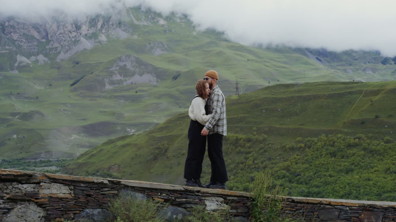 산에서 포옹하는 커플