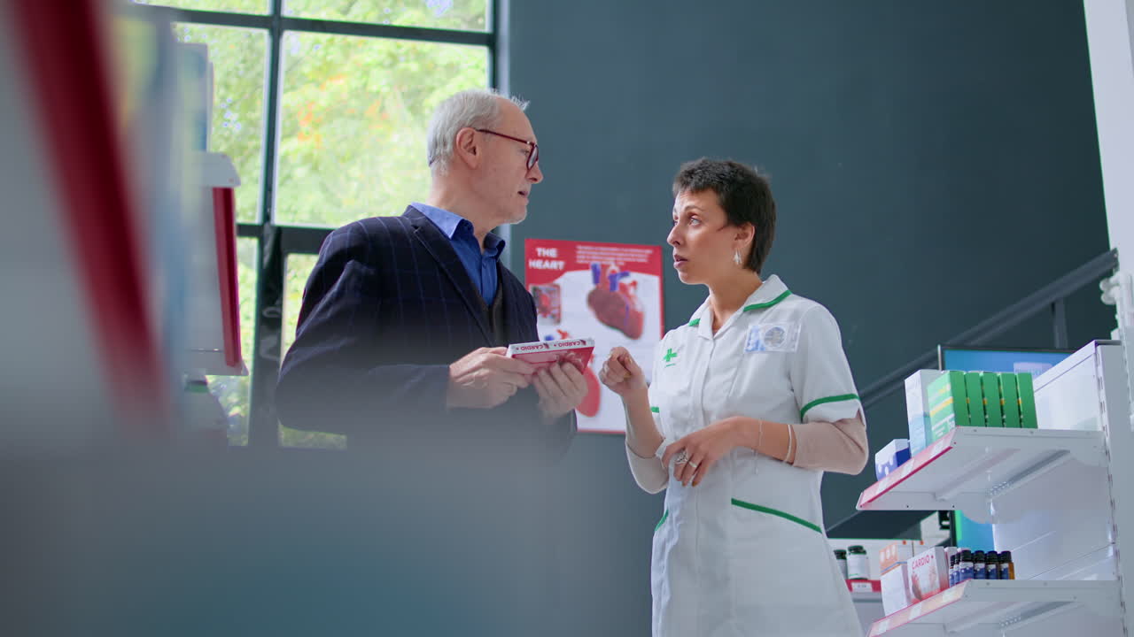 ⁇ 은이 는 약사 에게 의견 을 묻는다