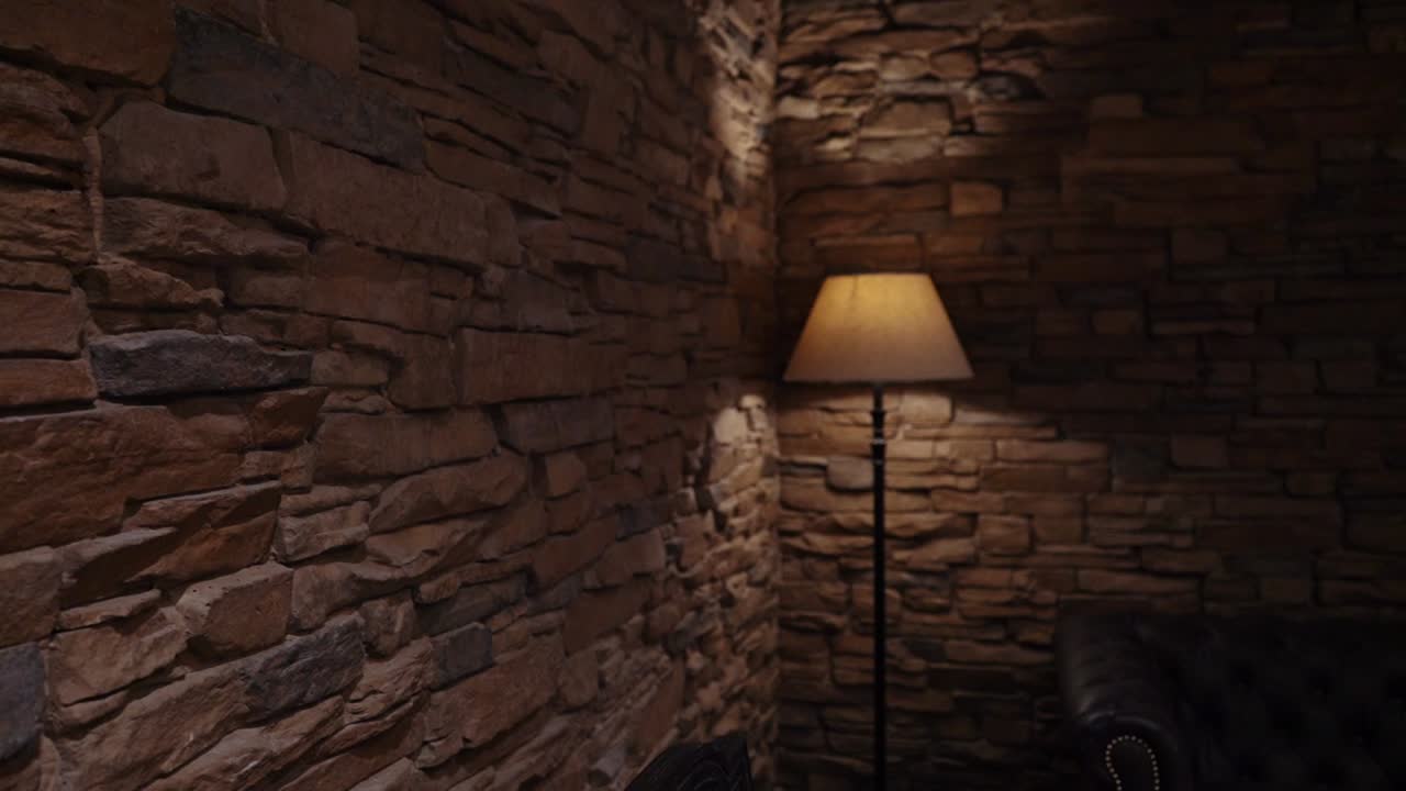 textura abstracta de pared de ladrillo de un hotel iluminado con lámpara de pie en la esquina