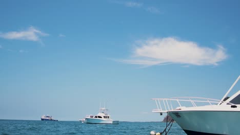 yates de vela en la bahía de jaco en costa rica, hermoso barco, cámara lenta full hd