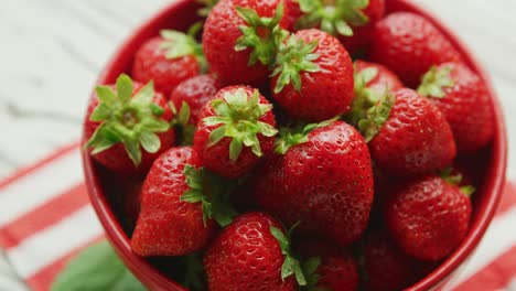 plato de fresas frescas