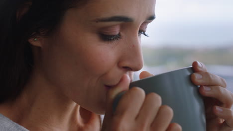 Mujer-Joven-Feliz-Mirando-Por-La-Ventana-Tomando-Café-Disfrutando-De-Un-Aroma-Fresco-Listo-Para-Un-Nuevo-Día-Sintiéndose-Descansado