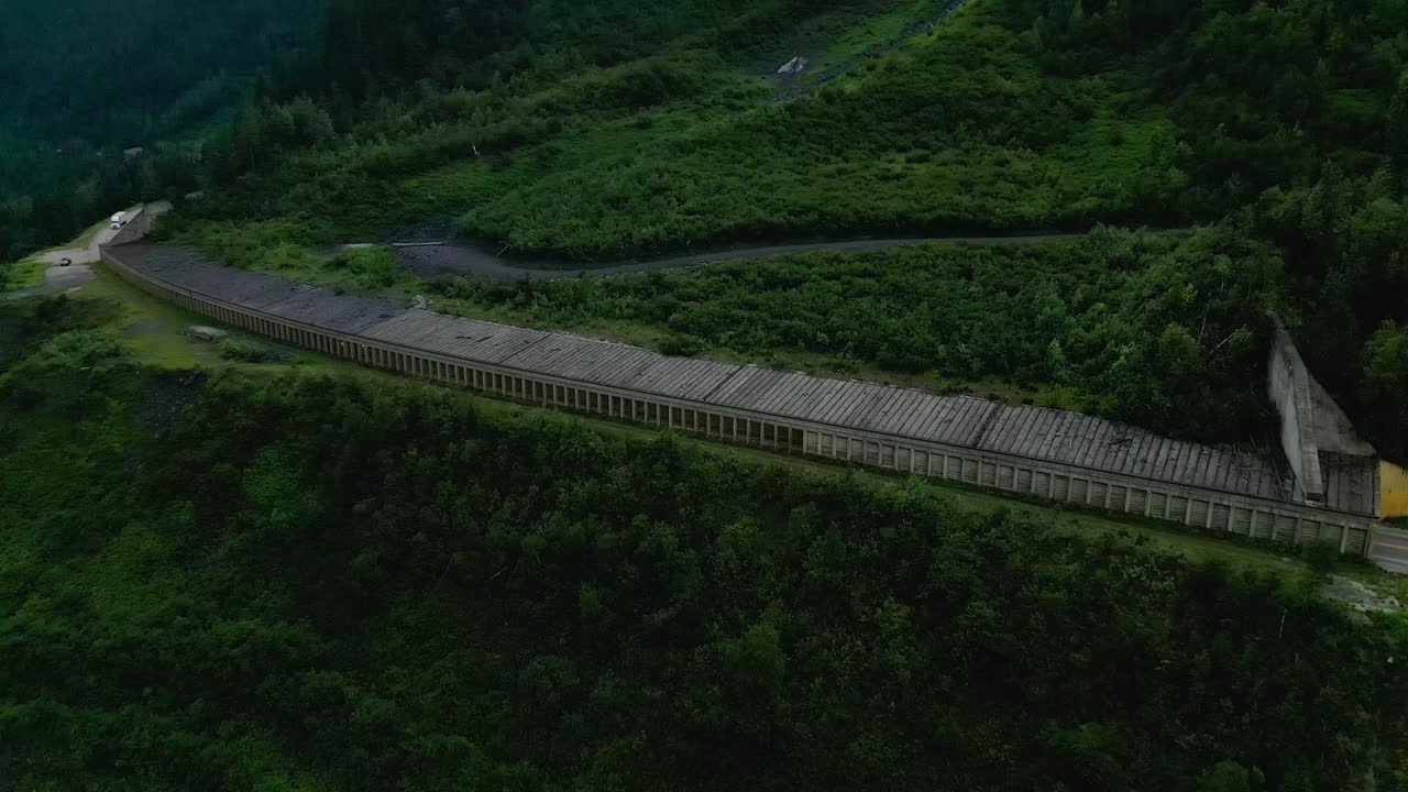산속 고속도로 눈사태 피난처 아래에 강이 있다