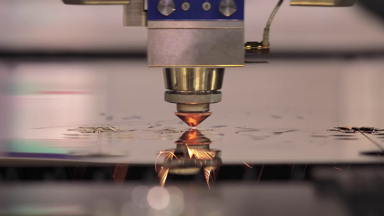 Taglio laser CNC di metallo, moderna tecnologia industriale.