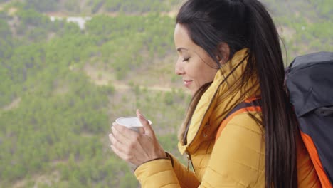 Junge-Rucksacktouristin-Genießt-Ihren-Kaffee