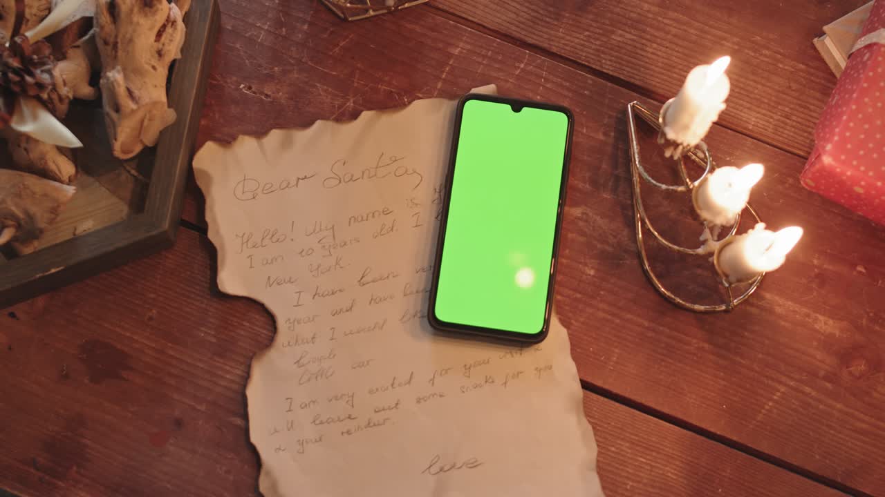 Telefono con schermo verde su una lettera a Babbo Natale
