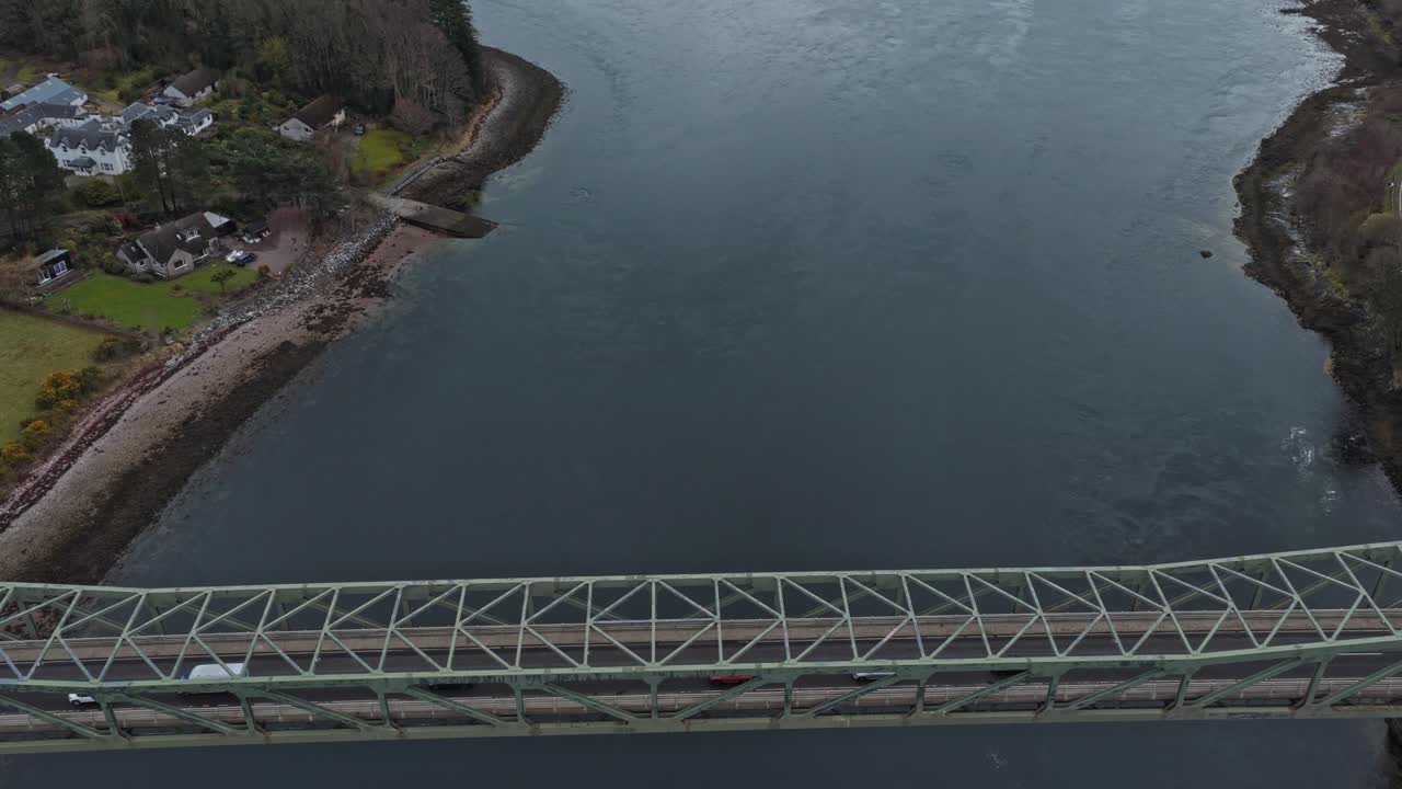 Veduta aerea di auto che attraversano il ponte di Ballachulish in Scozia
