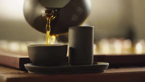 juego de té chino y vidrio ajedrez chino en el tablero de ajedrez dorado