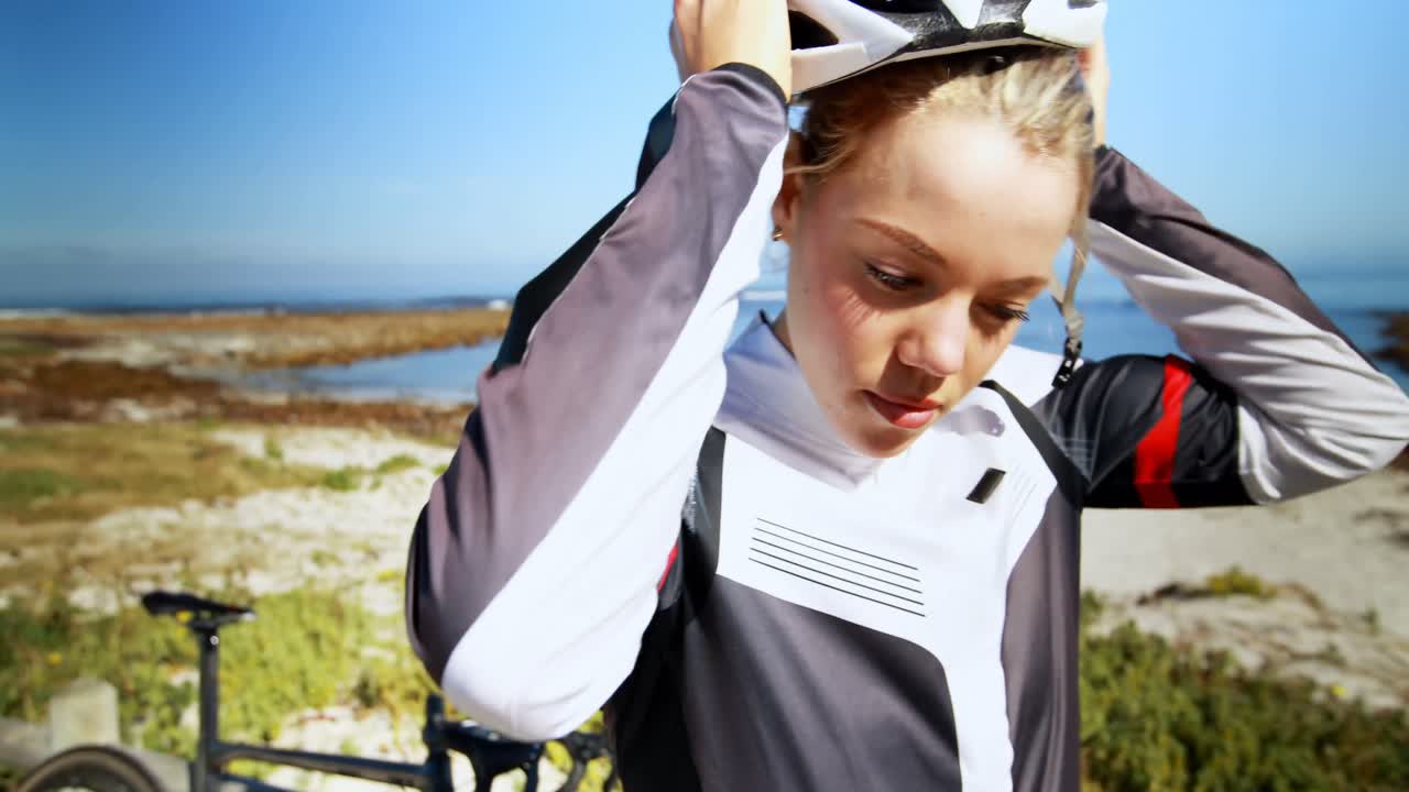 ciclista con casco en el campo 4k