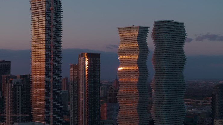 Arranha-céus urbanos ao pôr do sol em Mississauga oferecem uma vista da cidade