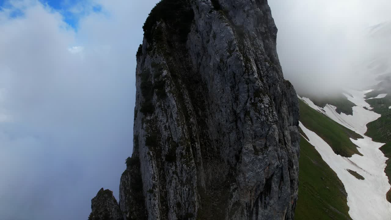 un dron de 4k hace un primer plano de la cresta de saxer lücke en appenzell, suiza.