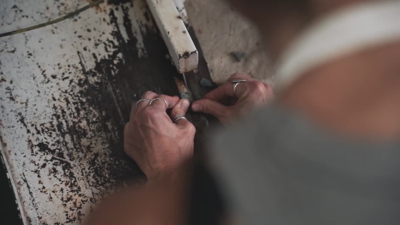 hábil artesano cortando piedra de jade para joyería, vista de arriba hacia abajo