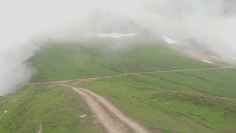 Vista-Aérea-Del-Brumoso-Valle-De-Babuinos-A-Lo-Largo-De-Un-Camino-Vacío-En-El-Valle-De-Babuinos-En-Cachemira