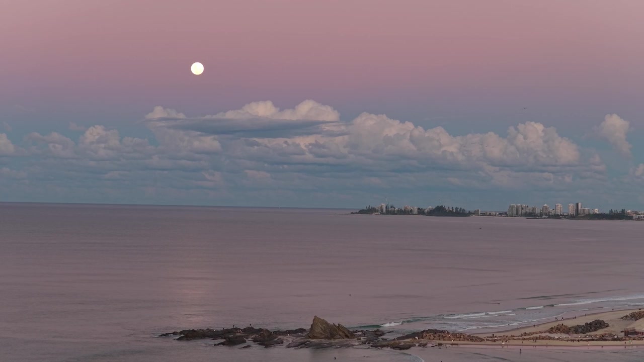Lua Cheia Sobre Um Oceano Calmo E Praia - Currumbin Rock em Gold Coast, QLD, Austrália. - Tomada aérea.