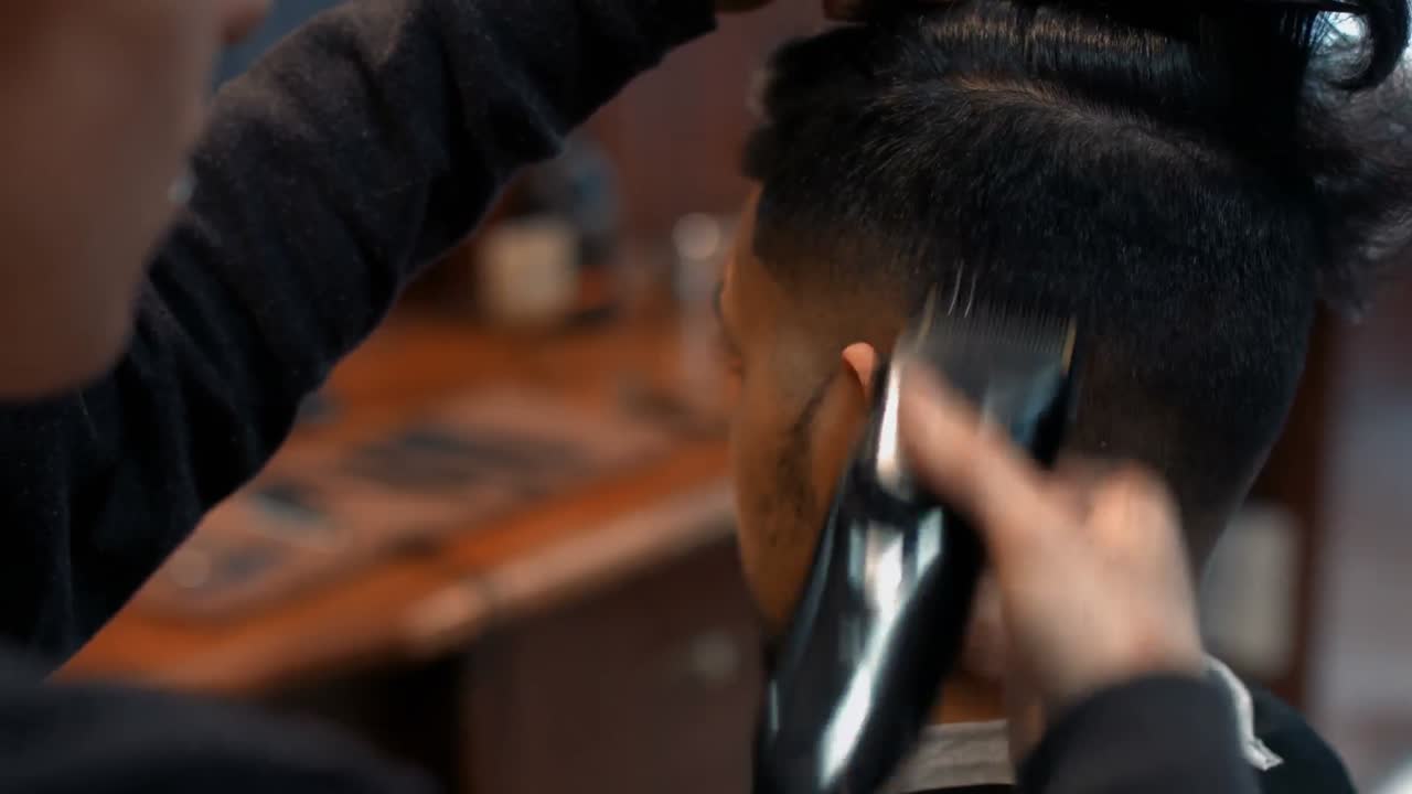 hombre atractivo en la barbería