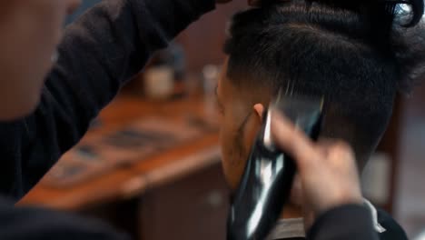 Hombre-Atractivo-En-La-Barbería