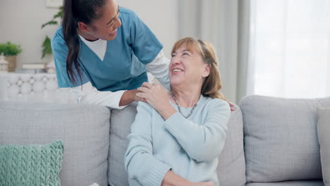 Betreuer,-Gespräch-Und-ältere-Frau-Lachen