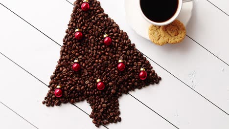 bebidas y galletas cerca del árbol de navidad de los granos de café